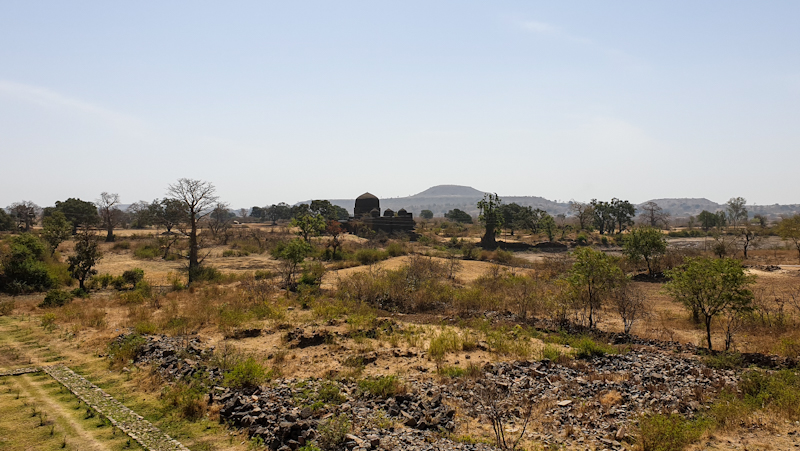 Hathi Mahal in the distance.